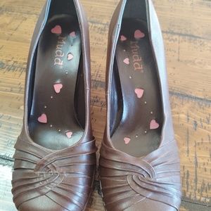 Mudd brown closed toe heel 8.5